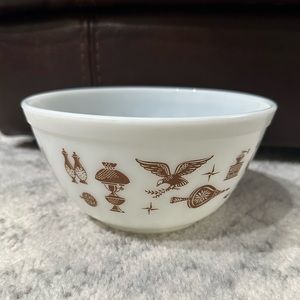 Pyrex Early American 402- 1 and 1/2 qt Mixing Bowl